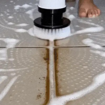 Video del PowerClean360 quitando la mugre de la junta del piso